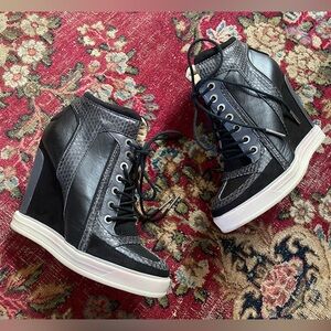 L.A.M.B. genuine leather wedge sneakers Stefani 2000s black sneaker wedges 7